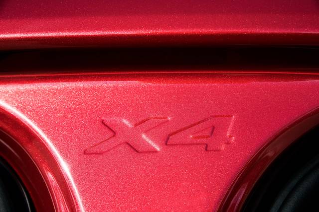 クーペらしくなった新型「BMW X4」より日本での発売開始